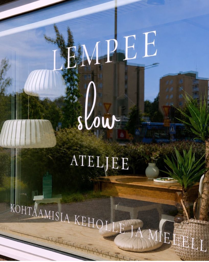 LEMPEE Slow Ateljee - Kohtaamisia keholle ja mielelle, näyteikkuna Kaupinkadulla